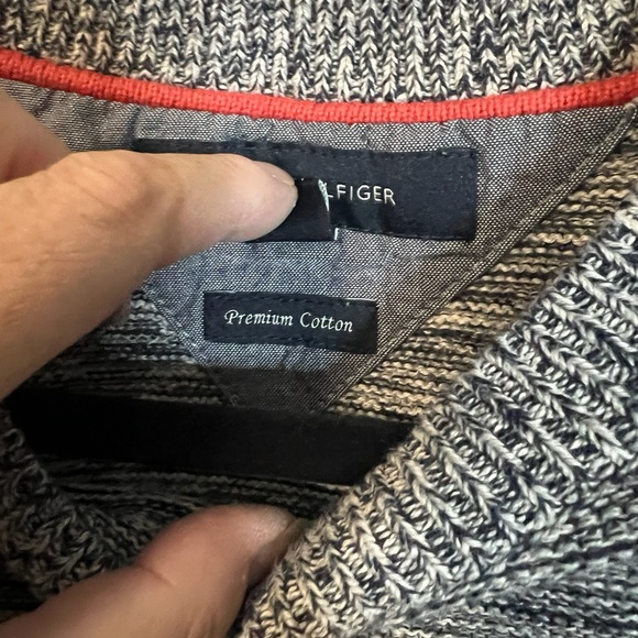 A Tommy Hilfiger crew neck sweater in gray and a size medium - Picture 4 of 7